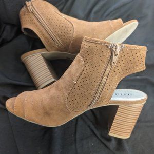 Peep Toe Heels - Caramel